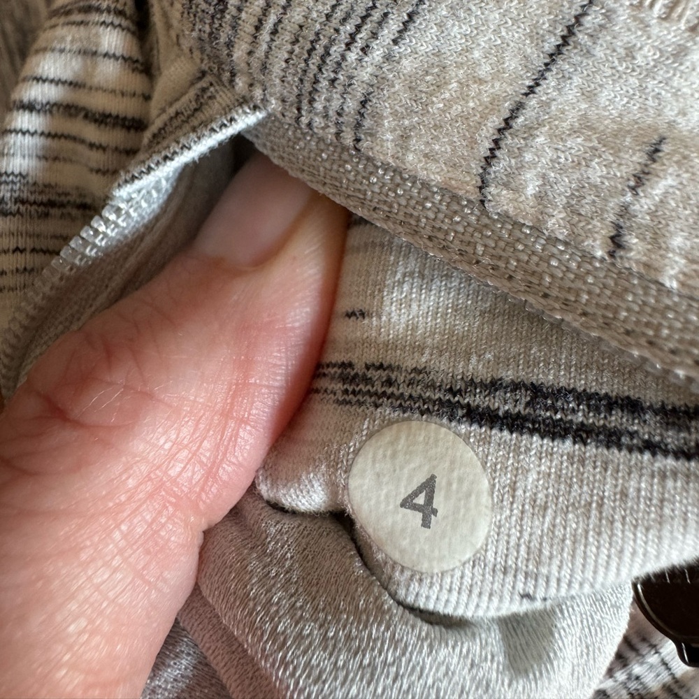 Lululemon long sleeved hooded‎ top size 4 - Picture 3 of 5
